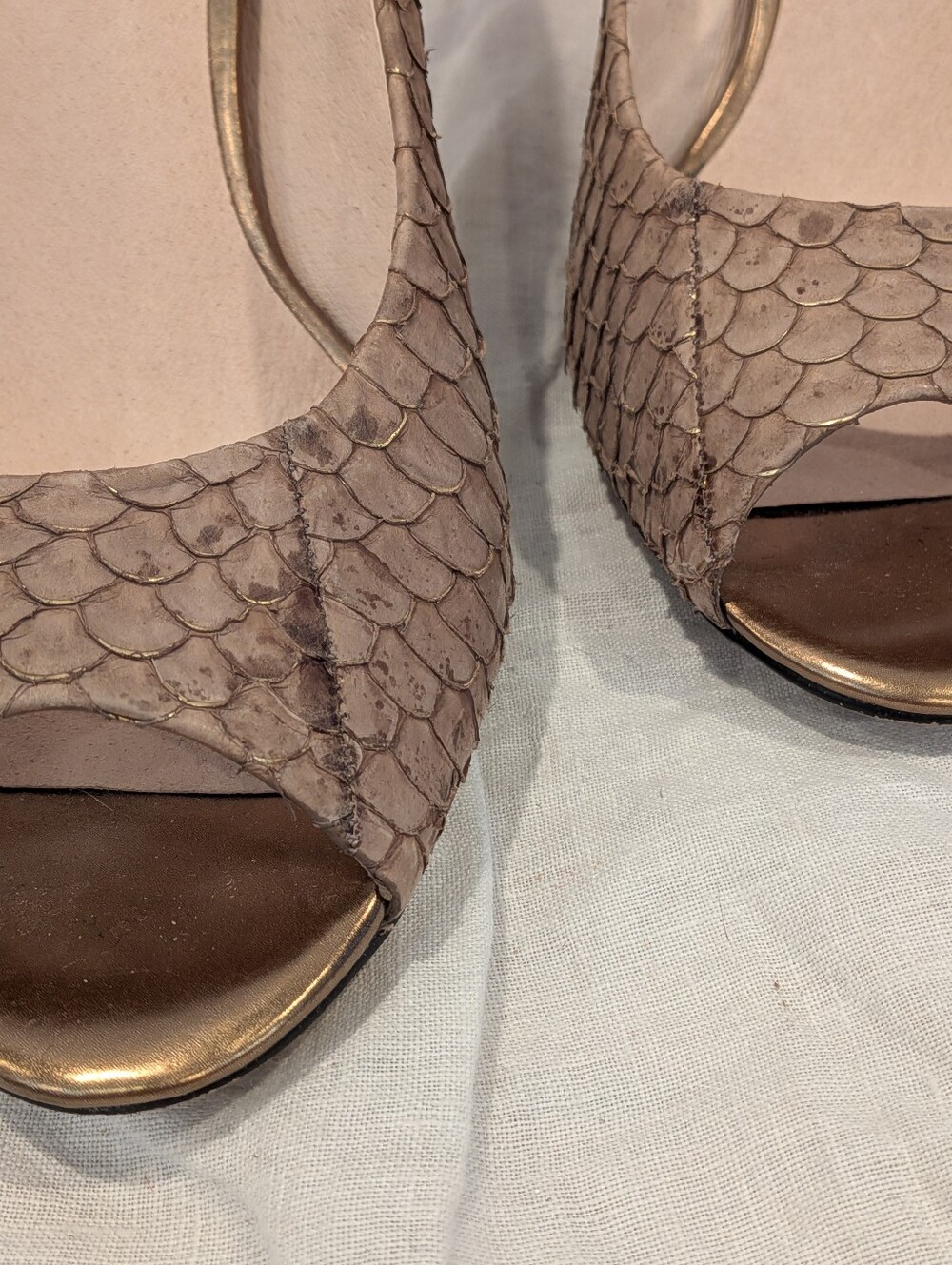 Louise et Cie Taupe Textured Peep-Toe Heels size 9